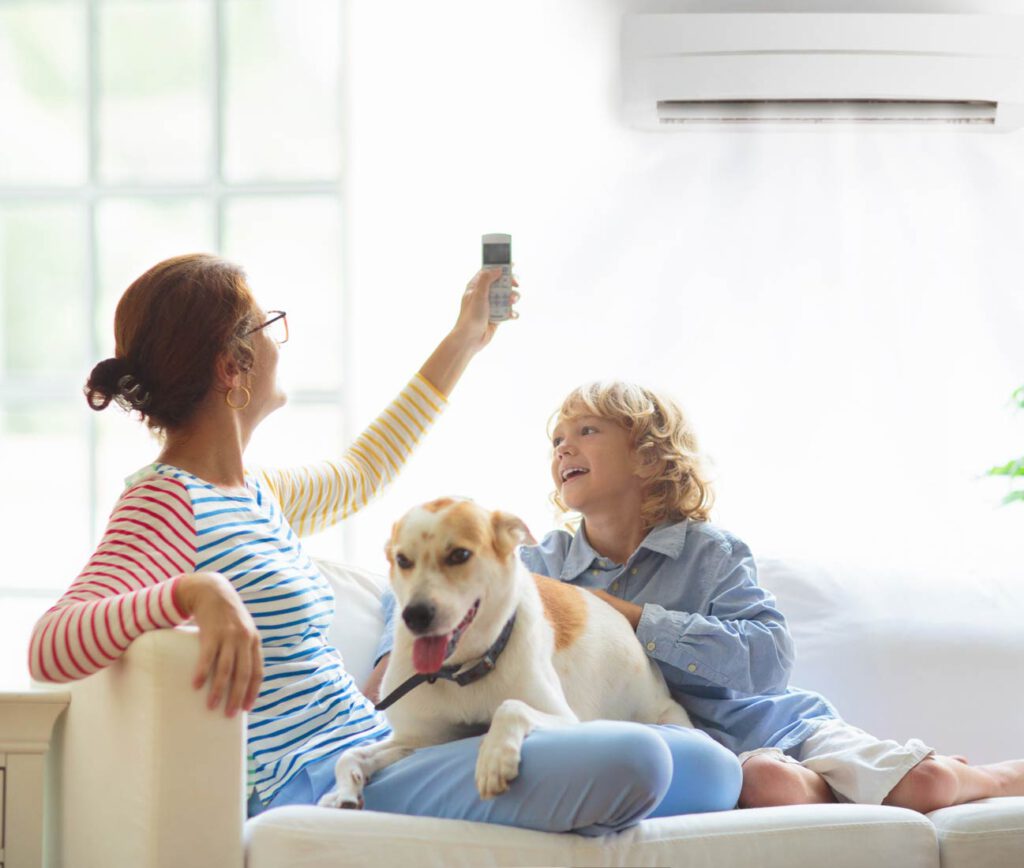 Familie mit Klimaanlage von HKK GmbH auf der Couch