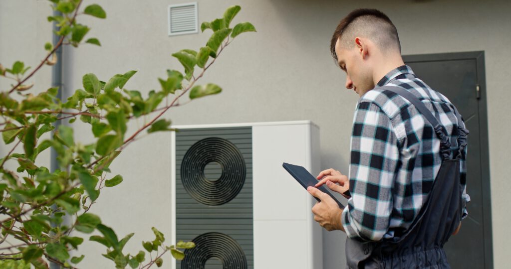 Techniker wartet eine Wärmepumpe