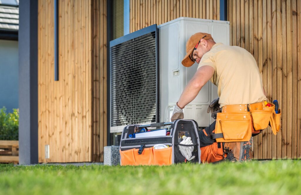 Techniker installiert Wärmepumpe Außengerät